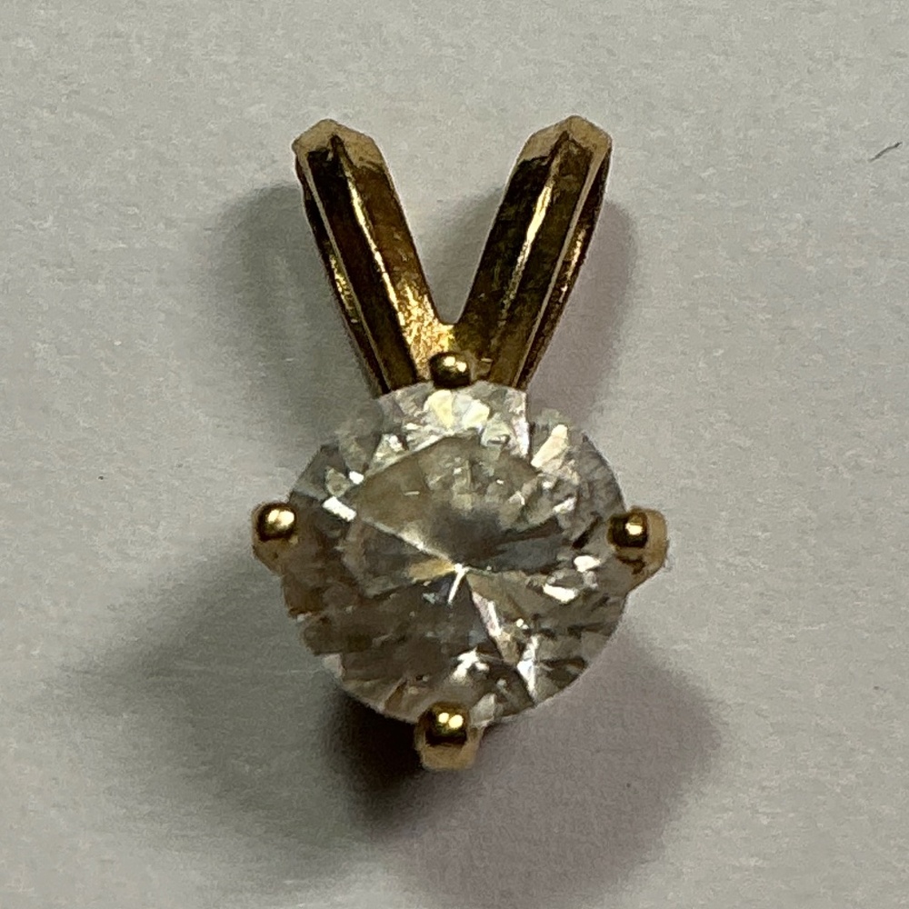 14 Kt Yellow Gold pendant with a clear stone